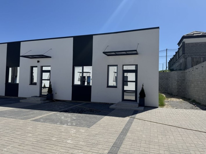 Продам кутовий котедж з міськими комунікаціями+ділянка 2,5 сот - фото 1