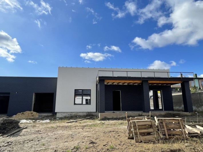 Продам будинок з гаражем та міськими комунікаціями - фото 1