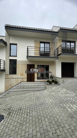 Продається таунхаус у центральній частині міста - фото 1