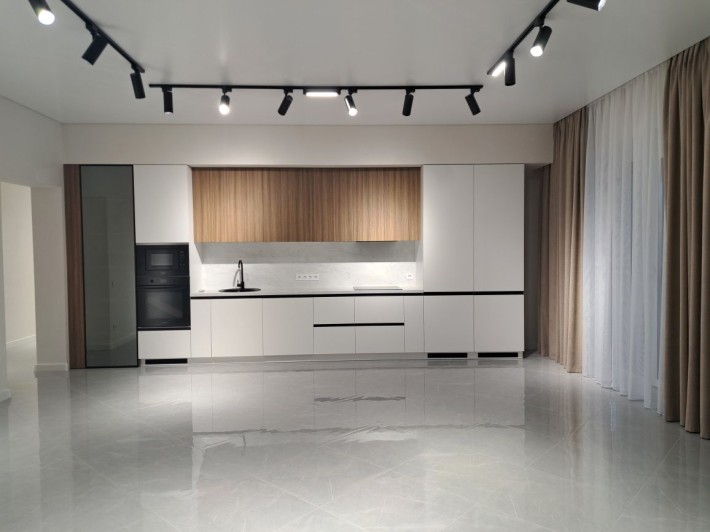 Продаж шикарного будинку з дизайнерським ремонтом та великою ділянкою - фото 1
