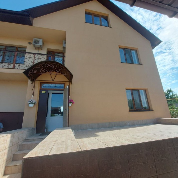 Продам добротный дом в центре Варваровки. - фото 1