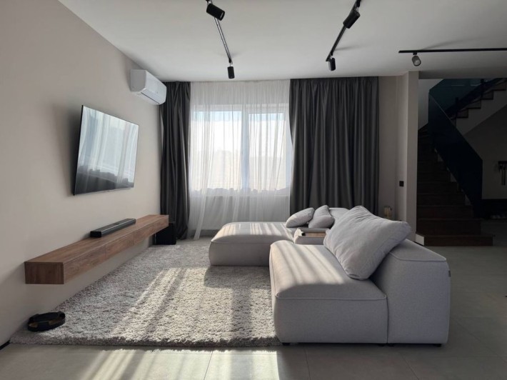 Продаж сучасного будинку з басейном - фото 1