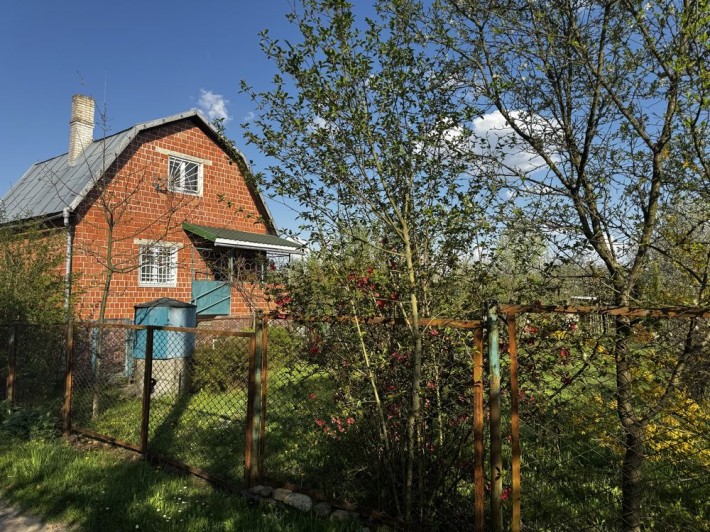 Продаж дачного будинку з великою ділянкою - фото 1