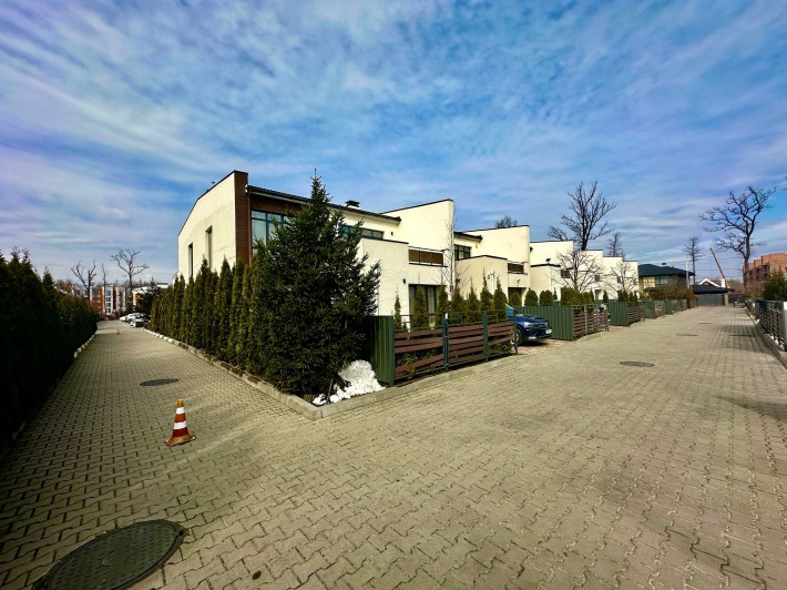 Таунхаус з наповненням, гаражем та терасою в закритому КМ - фото 1