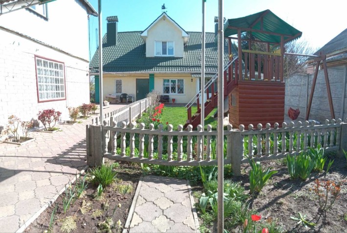 Будинок на 2 входи і господарські споруди. - фото 1