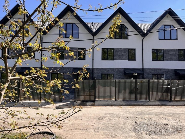 Таунхаус у Бучі. 110 м², 3 поверхи, власна ділянка. РОЗТЕРМІНУВАННЯ + - фото 1