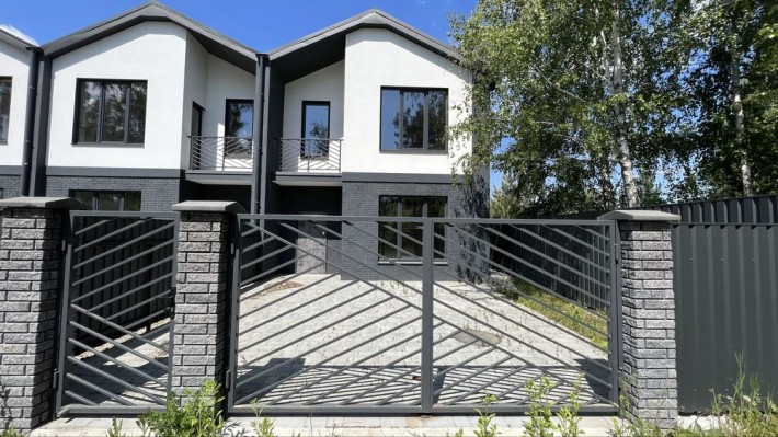 Таунхаус з власним переднім та заднім двориком - фото 1