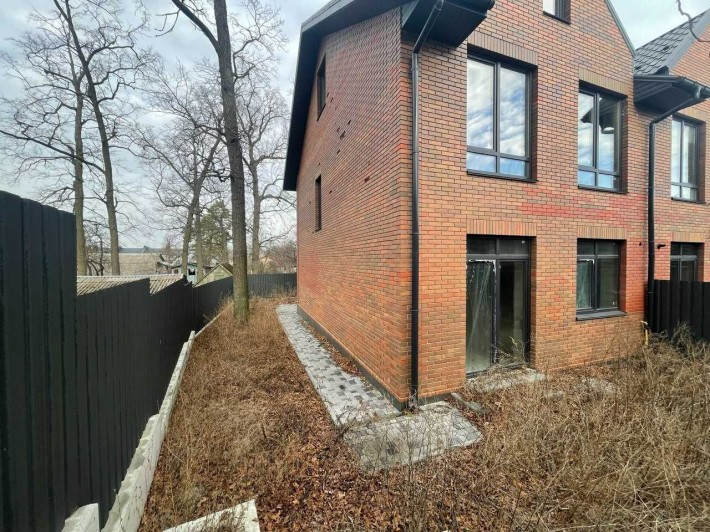 Кутовий таунхаус 105 м² з мансардою та ділянкою в Ірпені - фото 1