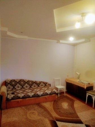Сдам 1к комн комнатную кв-ру 6000 Правый берег - фото 1