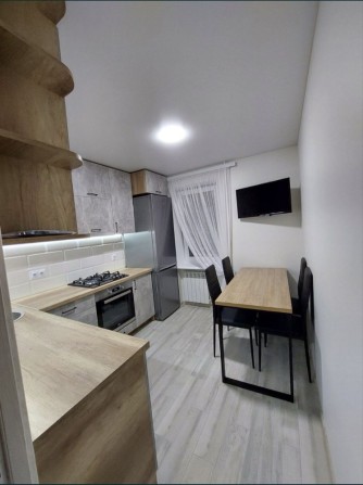 Не фейк . 1 кім. Квартира Озерна . 42кв.м середній поверх - фото 1
