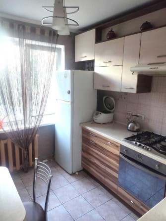 2-х кімн. кв., ремонт, меблі і техніка,  в центрі Митниці. - фото 1