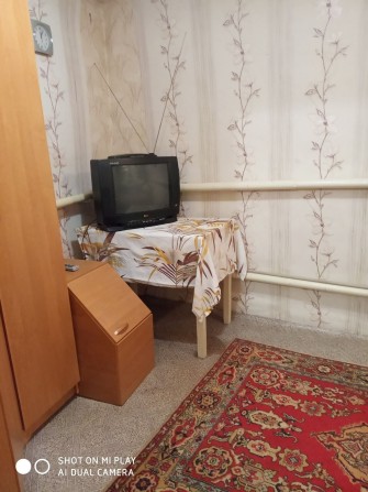 Сдам квартиру в частном доме,Коммун.усл.Уже в цене. - фото 1