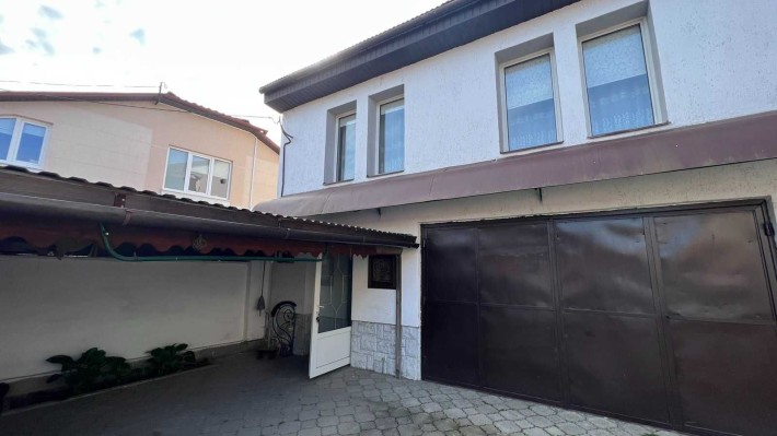 Компактний дім в центрі міста - фото 1