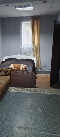 Здається 1 к  частина будинку.В ціну входять платежі - фото 1