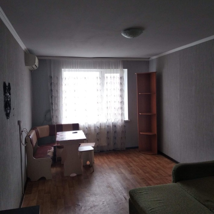 Сдам гостинку по ул. Едності 171. Цена 2500 без  Ан. - фото 1