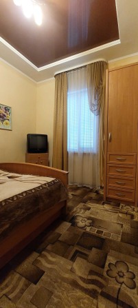 Здам ВЛАСНУ (НЕ АГЕНСТВО!) затишну 2-кімнатну квартиру в ЦЕНТРІ Луцька - фото 1