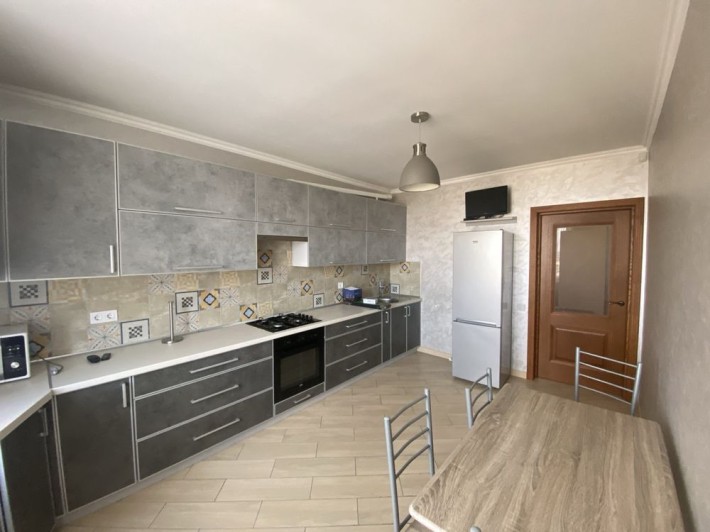 Великогабаритна 2 кімнатна квартира  в новобудові - фото 1