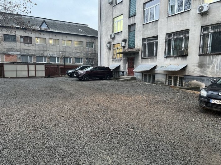 Парковка автомобілів - фото 1