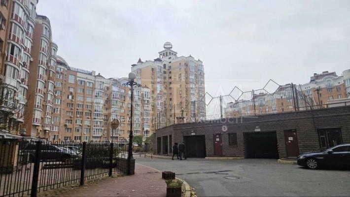 Продажа 2-х паркомест рядом 45 м2 с ремонтом, воротами Ивасюка 8 - фото 1