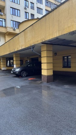 Паркомісце під навісом біля підземного паркіну, охорона, у дворі ЖК - фото 1