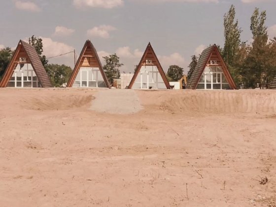 Здається будинки на березі Дніпра подобово