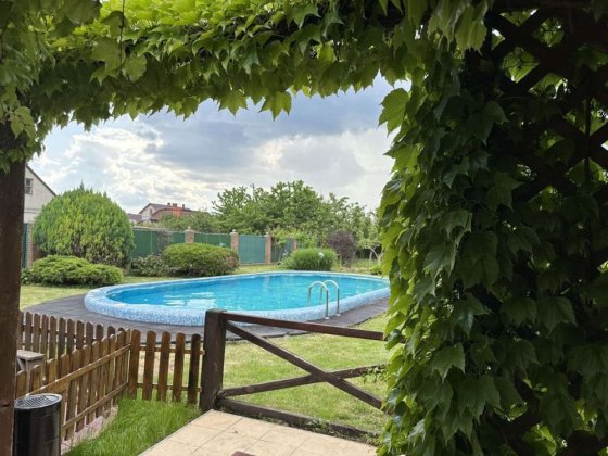 Большой дом с бассейном и роскошным участком! Одесса