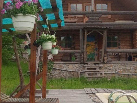 Будинок зруб біля річки Гнивань