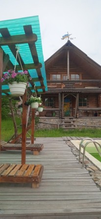 Будинок зруб біля річки - фото 1