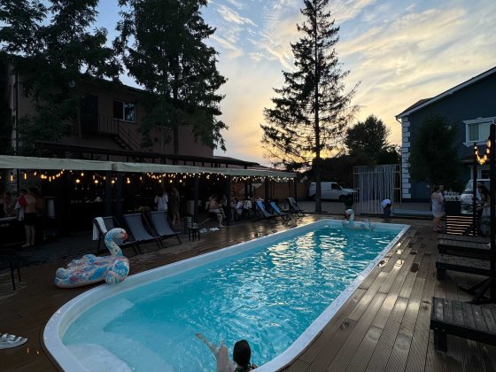 Подобова оренда великого будинку з банкетною залою басейном під Києвом