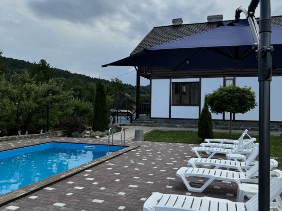 Котедж для відпочинку з басейном в Мигово/Чан/Басей/Карпати Мигове