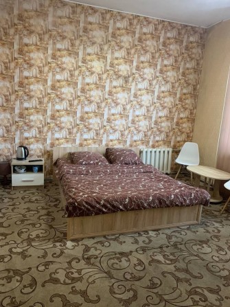 Номера посуточно, квартира посуточно, сдам жилье ,постоянная вода - фото 1