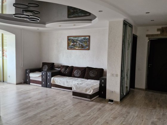 Квартира подобово з сучасним ремонтом.Ціна договірна. Звягель