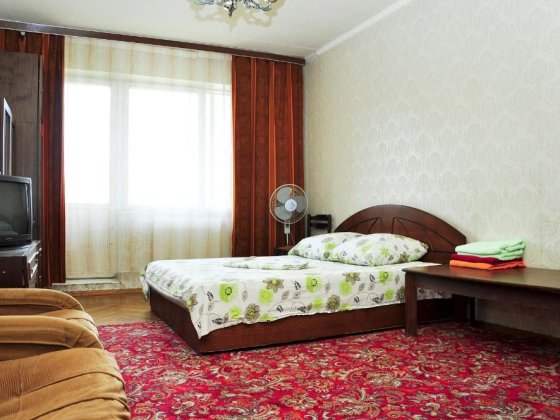 Двухкомнатная квартира, посуточная и почасовая . Низкий этаж, газ Киев