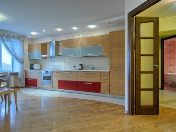 Отличная 2к студио возле метро Дружбы народов. Драгомирова,2 Киев