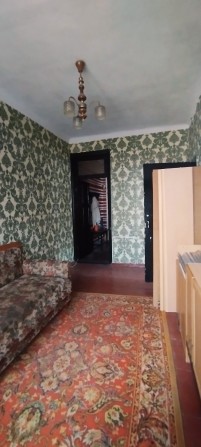 Продам 2 комнатную в центре - фото 1