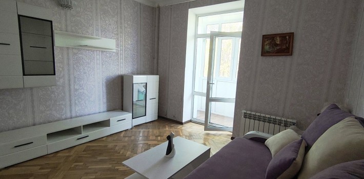 Продам, 2х комнатную квартиру в " сталинке" - фото 1