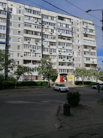 Продам 3 ком. квартиру. Каменское. Левый берег. 2 этаж. ОСББ. - фото 1