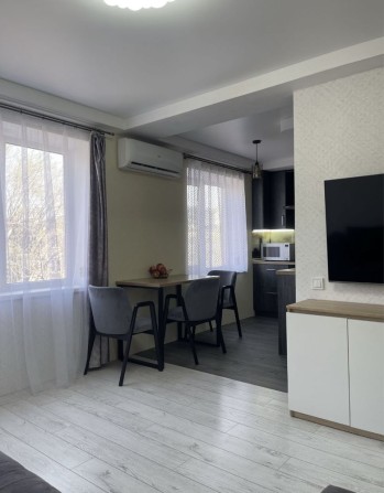 Продам 2-кімнатну квартиру у центрі міста - фото 1