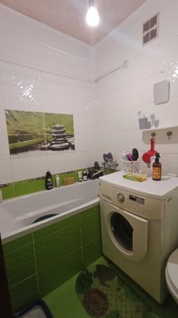 Продам 2-х комнатную в центре (возле рынка) - фото 1