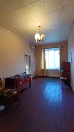 Продам 2 комнатную сталинку в центре - фото 1