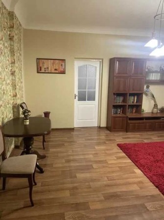 Продам 2-ком квартиру возле рынка - фото 1