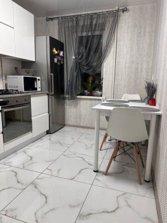 Продам шикарную 2х ком  квартиру в р- н Карата - фото 1