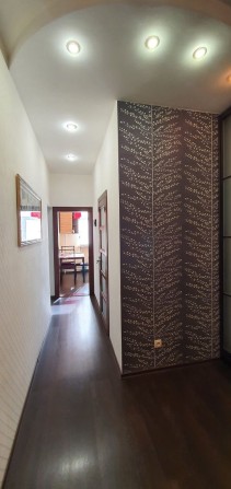 Продам 2 х ком квартиру в центре! - фото 1