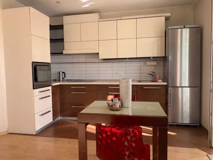 В продаже 3 комнатная квартира в центре. - фото 1