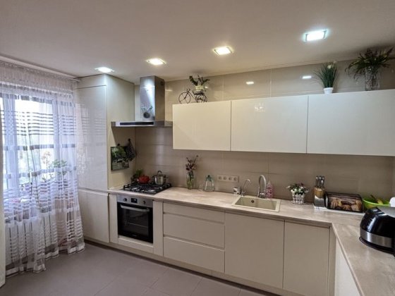 Продается 4 ком.квартира. Центр. Славянск.