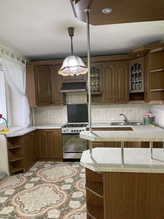 Продам 3-х кімнатну простору квартиру з вдалим місцерозташування - фото 1