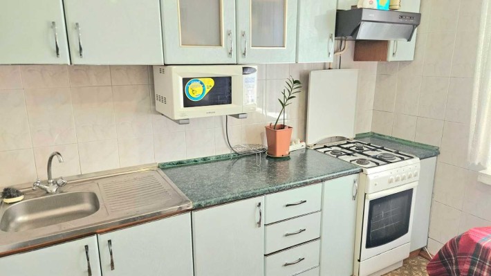Актуально! Продам 3к кв. район Озерна, будинок нового планування 90х р - фото 1