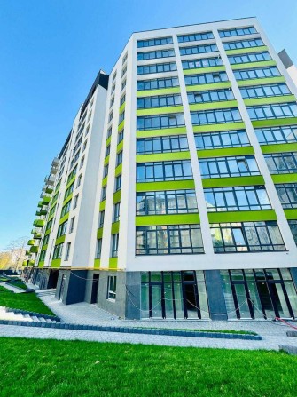 Трикімнатна квартира в новому будинку з видом на міське озеро! - фото 1