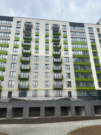 Продається видова двохкімнатна квартира поруч міського озера - фото 1