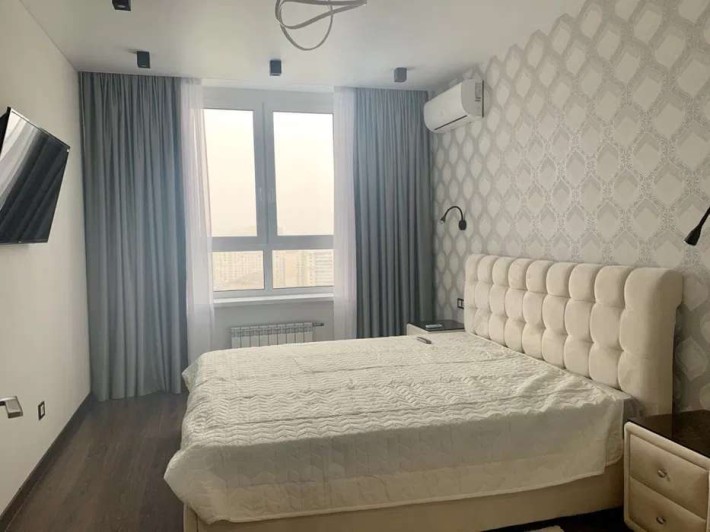 Продаж 2-кімнатної квартири вул. Драгоманова 10 з технікою та меблями. - фото 1